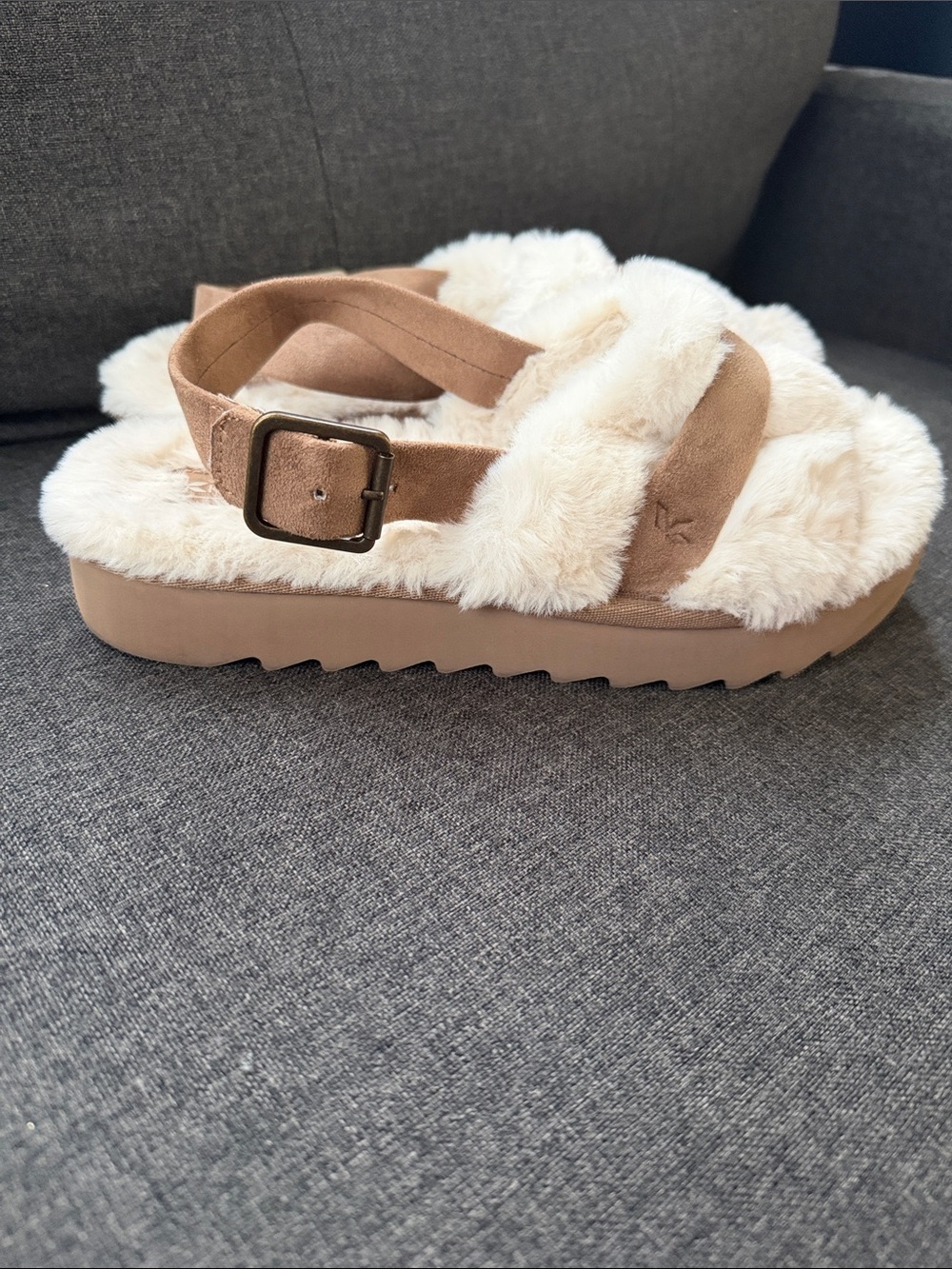 Koolaburra by UGG Fuzzy Faux Fur Platform Slingback Sandals Cream Tan Size 7